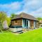 The Barn cottage with hot tub overlooking the lake - Ringmer