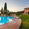 Melograno Farmhouse, ROMANTIC FARMHOUSE VILLA WITH PRIVATE INFINITY POOL AND GREAT VIEWS IN LUCCA