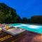 Villa Clara, Luxury 5 bedrooms Lakefront Farmhouse Villa with Private Pool on the Lucca Hills