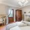 Villa Clara, Luxury 5 bedrooms Lakefront Farmhouse Villa with Private Pool on the Lucca Hills