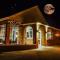 2 Storey 3 Bedroom Chalet -Outdoor Swimming Pool - sleeps up to 6 - 5 min walk to the Beach, near Broads and Great Yarmouth