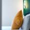 Midsummer - PE1 - Contractor Friendly - Choice of Studios or 1 Bed Apartments - Free Parking - Sofa Beds - Sky TV - Full Kitchen - Washer Dryer - WiFi