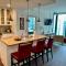 Ruby Getaway-Highrise, Balcony, Year-round Pool, City View! - Atlanta