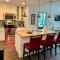 Ruby Getaway-Highrise, Balcony, Year-round Pool, City View! - Atlanta