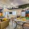 Modern Cottage, Hot Tub, Bistro Patio, Putting Green, Walk to All!