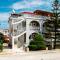 Amoudi Studios Apartments Hotel