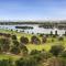 Light Filled Apartment by Albert Park & Lake