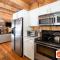 Wonderful Log Cabin near private beach and lake access