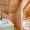 Wonderful Log Cabin near private beach and lake access