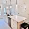 This Charming 2 bed condo is next to downtown Saugatuck and includes a pool! - ساوغاتوك