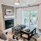 This Charming 2 bed condo is next to downtown Saugatuck and includes a pool! - ساوغاتوك