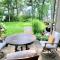 This Charming 2 bed condo is next to downtown Saugatuck and includes a pool! - ساوغاتوك