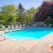 This Charming 2 bed condo is next to downtown Saugatuck and includes a pool! - ساوغاتوك