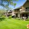 This Charming 2 bed condo is next to downtown Saugatuck and includes a pool! - ساوغاتوك