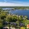 This Charming 2 bed condo is next to downtown Saugatuck and includes a pool! - ساوغاتوك