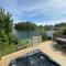 Lakeside Retreat 2 with hot tub, private fishing peg situated at Tattershall Lakes Country Park - 塔特舍尔