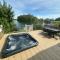 Lakeside Retreat 2 with hot tub, private fishing peg situated at Tattershall Lakes Country Park - 塔特舍尔