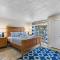 Serenity by the Water 3-Bedroom Luxury Escape with King Beds in a Tranquil Setting - جزيرة ماركو