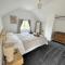 Kennel House with Hill Views - Whitland