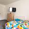 Spacious Double Bedroom with Private Toilet and Shared Kitchen with on premesis parking - 奥尔德伯里