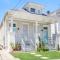 Private 2BR Condo in Uptown by Hosteeva