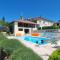 Maison avec grange & piscine vue sur les Pyrénées - Puymaurin