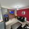 Giga Residential 4 Bedrooms, 8 guests , Near City Centre, Arcade Machine, Sky TV, Netflix, Free Wifi, Free Parking