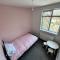 Giga Residential 4 Bedrooms, 8 guests , Near City Centre, Arcade Machine, Sky TV, Netflix, Free Wifi, Free Parking