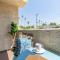 Modern 2BR Condo with King Bed & Balcony near LA - الهمبرا
