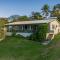 Endeavour - Rustic Two-Bedroom Home With Stunning Ocean & 1770 Headland Views