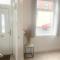 Newly renovated 3 Ensuite bedroom house in bury, 5 people