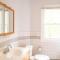 Modern Beautiful Apartment-5 Beds-Full Kitchen-Parking-Super Clean-Great for Groups