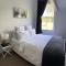 RENWICK IN THE CITY NELSON, 10min walk to city centre, full kitchen, fast fibre wifi, drive 13min to Airport, 5min to Hospital, quiet street, dog friendly