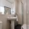 Group Bookings: Up To 30 Guests Across 5 Spacious Flats! Keyless Access Free Wifi & Parking - Birmingham