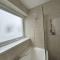 Group Bookings: Up To 30 Guests Across 5 Spacious Flats! Keyless Access Free Wifi & Parking - Birmingham