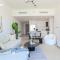 HiGuests - Sky-High Luxury 2BR Apt in Downtown Views Dubai - Dubái