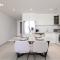 HiGuests - Sky-High Luxury 2BR Apt in Downtown Views Dubai - Dubái