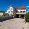 Ema's Olive Garden Apt 1 with private parking, just 10 minutes drive from sandy beach - Poličnik