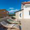 Ema's Olive Garden Apt 1 with private parking, just 10 minutes drive from sandy beach - Poličnik