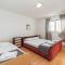 Ema's Olive Garden Apt 1 with private parking, just 10 minutes drive from sandy beach - Poličnik
