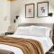 Expansive Chalet, Hottub, Mtn Views, 3-mins Sunday River, Sleeps 16 - Newry