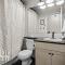Mystic Mountain Chalet, Heated Outdoor Pool & Hot Tub, Free Parking, Fast Wifi!