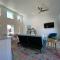 Timber & Tin E 2Bed 2Bath w Pool & Rooftop Deck