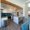 Timber & Tin E 2Bed 2Bath w Pool & Rooftop Deck