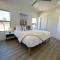 Timber & Tin E 2Bed 2Bath w Pool & Rooftop Deck