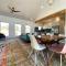 Timber & Tin E 2Bed 2Bath w Pool & Rooftop Deck