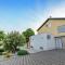 Gorgeous Home In Nadin With Wifi - Nadin