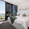 Modern 2b2b Apt -2 king bed-2 parking-UC-Westfield
