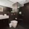Modern 2b2b Apt -2 king bed-2 parking-UC-Westfield