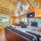 Creekside Cabin Retreat with Private Deck in Payson - 佩森